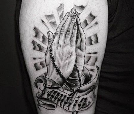 大臂经典祈祷之手纹身图案