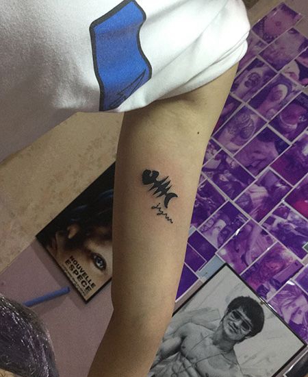 大臂黑色鱼骨纹身图案