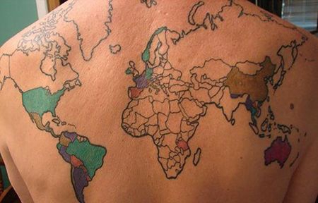 背部彩色世界地图纹身图片