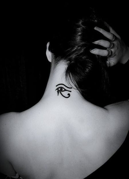 女生颈部荷鲁斯之眼纹身图案