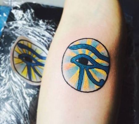 手臂蓝色荷鲁斯之眼纹身图案