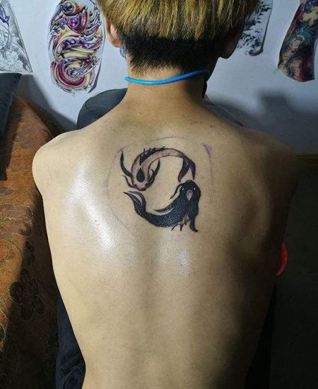 背部个性的阴阳鱼纹身图案