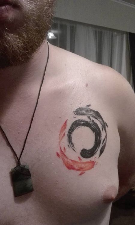 胸前阴阳鱼纹身图案