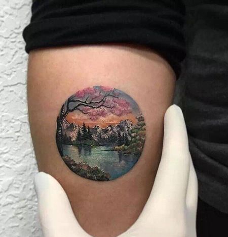 手臂圆形风景纹身图案