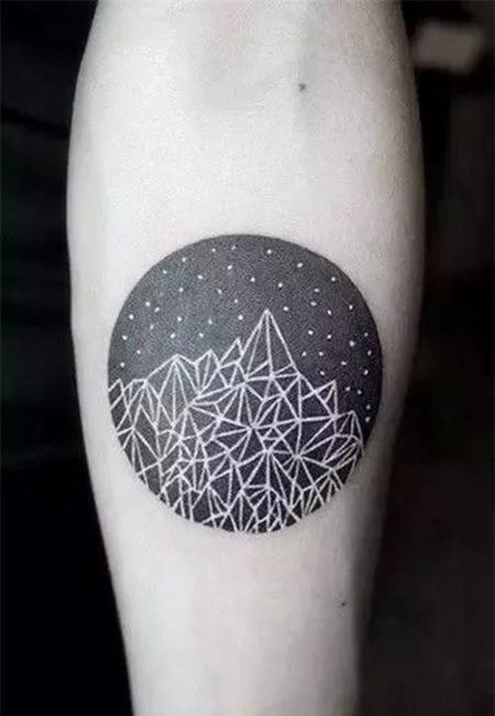 手臂黑色圆形纹身图案