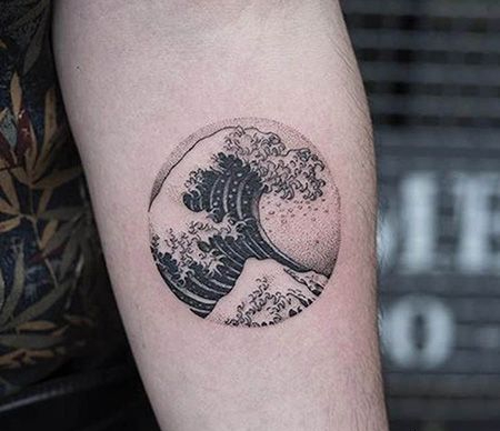 手臂圆形海浪纹身图案