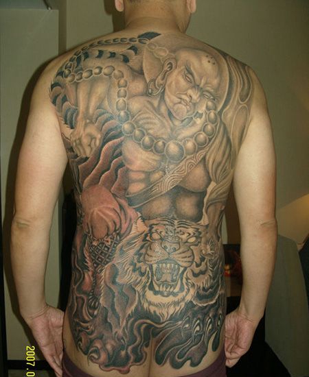 满背个性的降龙伏虎纹身图案