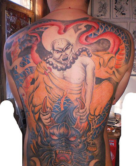 满背经典的降龙伏虎纹身图案