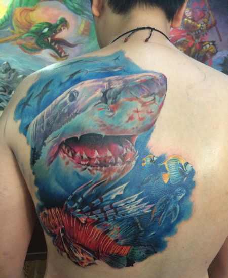 背部彩色海底世界纹身图片