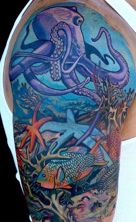 大臂精美的海底世界纹身图案