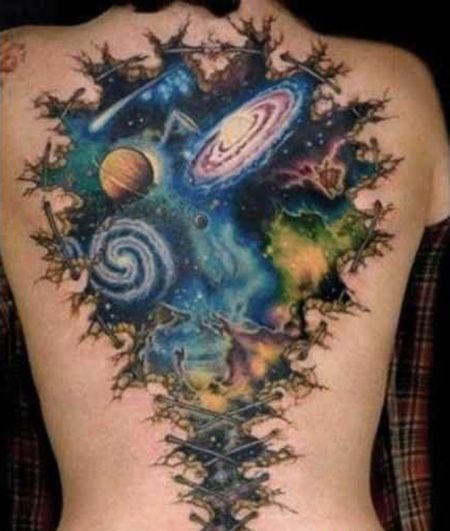 女生背部创意宇宙纹身图案