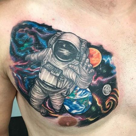 胸前宇航员和宇宙纹身图案