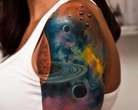 大臂水彩宇宙纹身图案