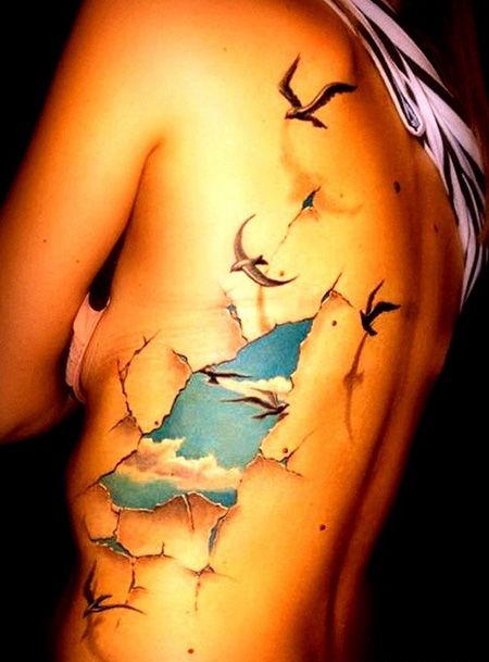 女生侧腰撕皮天空纹身图片