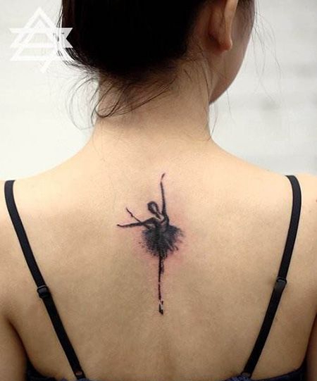 女生背部芭蕾舞演员纹身图案