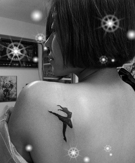 肩部黑色芭蕾舞纹身图案