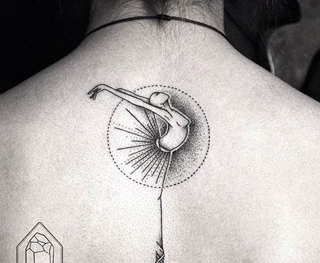 背部有创意的芭蕾舞纹身图片