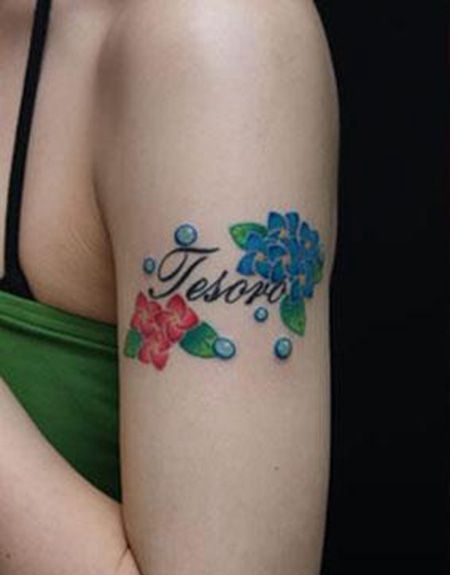 女生大臂蓝色水珠纹身图案