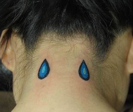 颈部蓝色水滴纹身图案