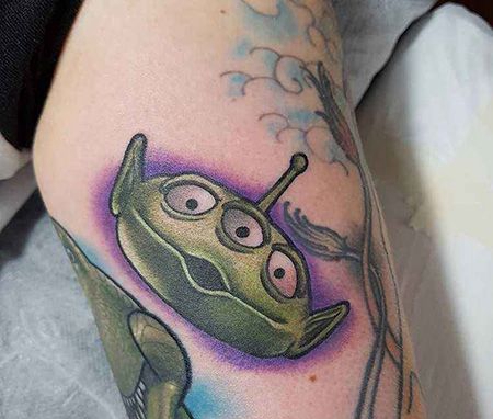 大臂绿色外星人纹身图案