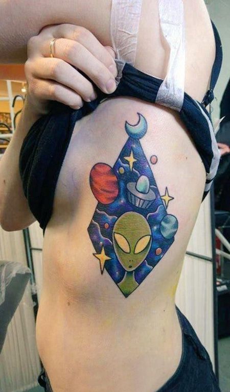 女生侧腰外星人纹身图案