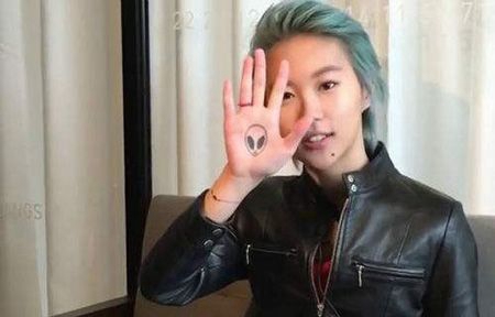 窦靖童手掌外星人纹身图案