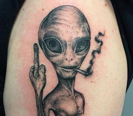 大腿竖中指的外星人纹身图案
