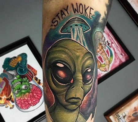 手臂绿色外星人纹身图案