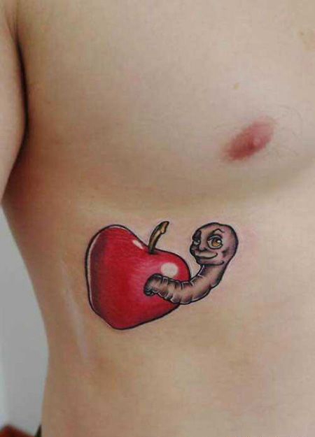 腹部红苹果和虫子纹身图案
