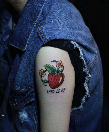 大臂红色草莓纹身图片