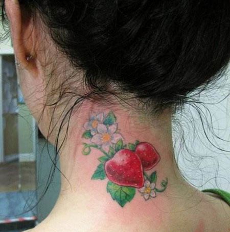 女生颈部草莓纹身图案