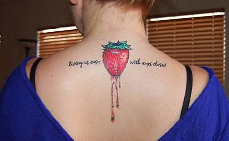 女生背部草莓和英文纹身图片