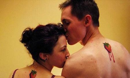 情侣背部草莓纹身图案