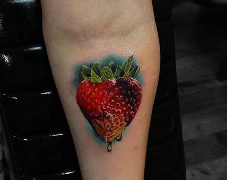 手臂写实的草莓纹身图案
