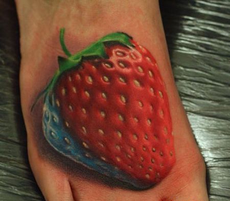 脚背写实的草莓纹身图案