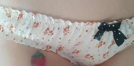 女生大腿性感的草莓纹身图案