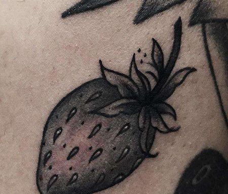 背部黑色草莓纹身图案