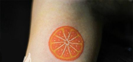 大臂卡通橙子纹身图案