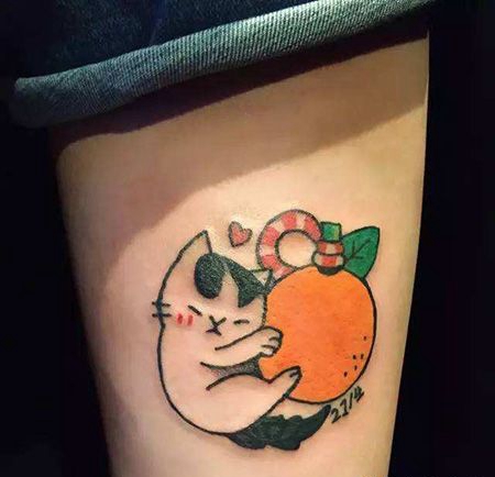大腿抱着橙子的猫纹身图案