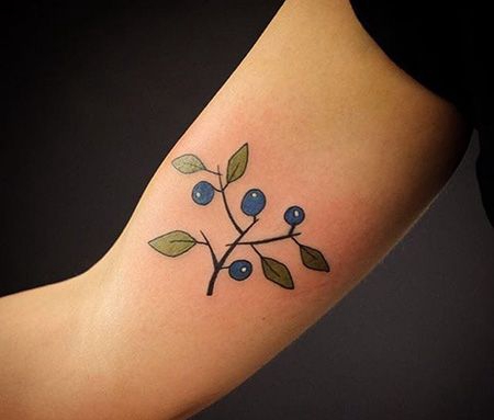 大臂卡通蓝莓纹身图案