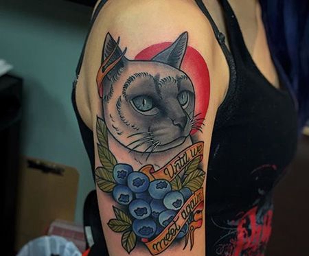 大臂猫和蓝莓纹身图案