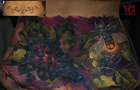腰部遮盖蓝莓纹身图案