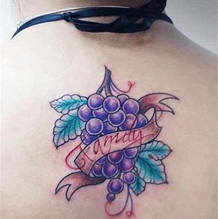 女生背部葡萄纹身图案