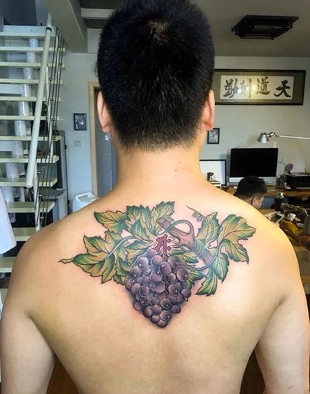 男士背部葡萄串纹身图案