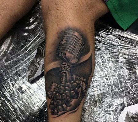 小腿黑色葡萄和麦克风纹身图案