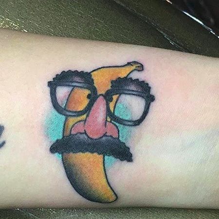 手臂戴着眼镜的香蕉纹身图案