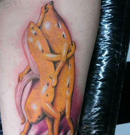 大臂两根恩爱的香蕉纹身图案