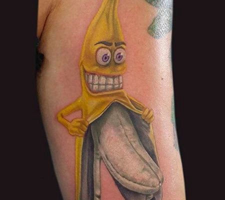 大臂个性的卡通香蕉纹身图片