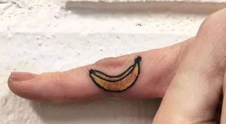 手指黄色卡通香蕉纹身图案