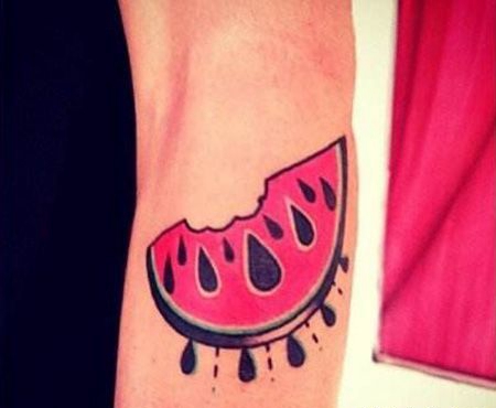 手臂吃掉一口的西瓜纹身图片